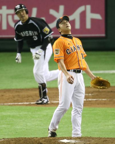＜巨・神＞７回２死満塁、阪神の代打・関本（左）に左越え満塁弾を打たれた巨人・沢村