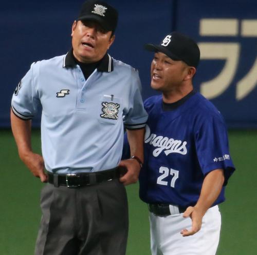 ＜中・神＞８回１死一、三塁、谷繁監督は和田の右への打球がノーバウンドのアウトと判定され東一塁塁審（左）に抗議する