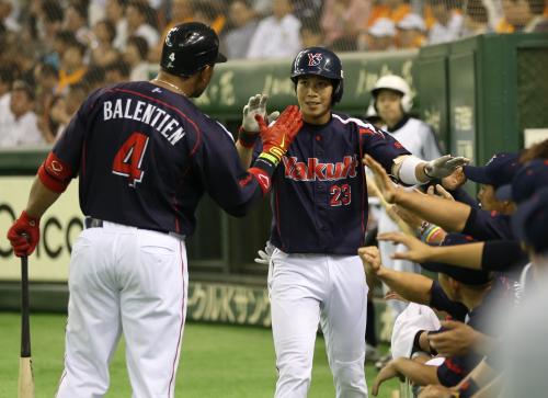 ＜巨・ヤ＞３回無死、山田（中央）は本塁打を打ちバレンティン（左）らナインの出迎えを受ける