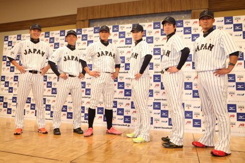 フォトセッションを行う（左から）坂本、嶋、糸井、金子、前田健、中田
