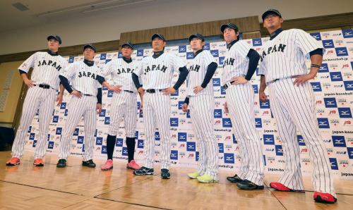 小久保監督（中央）と代表に選ばれた（左から）坂本、嶋、糸井、、金子、前田健、中田