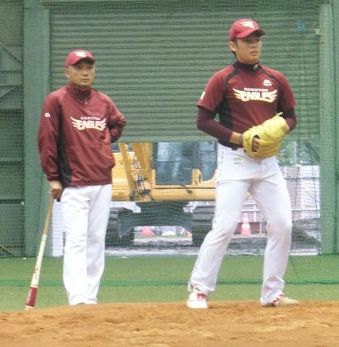 森山投手コーチ（左）が見守る前でけん制の練習をする楽天・松井裕