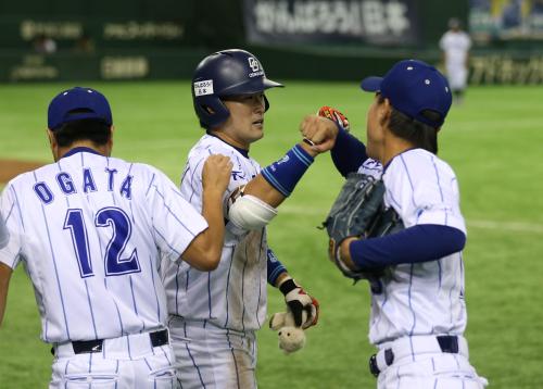 ＜ＪＲ東日本東北・大阪ガス＞５回１死一塁、右中間に２ランを放った大阪ガス・戸柱（中央）はチームメートに出迎えられる