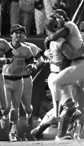 ８６年、森脇（左）はリーグ優勝を決めて達川と抱き合う津田めがけ、ベンチを飛び出す