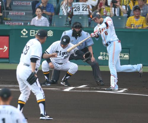 ＜神・巨＞始球式を務めた江夏氏は打者・坂本のバットに見事、空を切らせるも…。田淵氏が捕球できず
