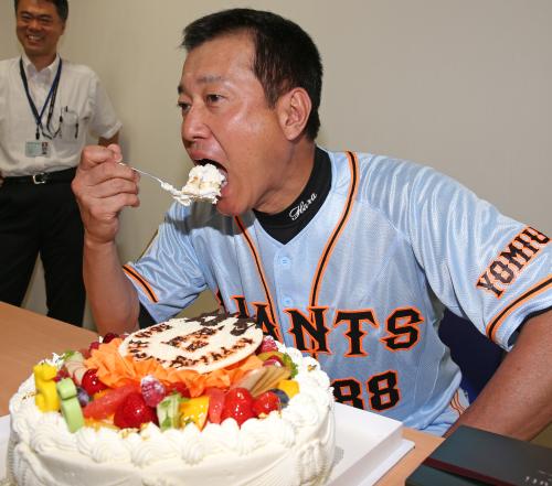 ＜神・巨＞５６歳の誕生日を迎えた原監督は報道陣から贈られたケーキをほお張る