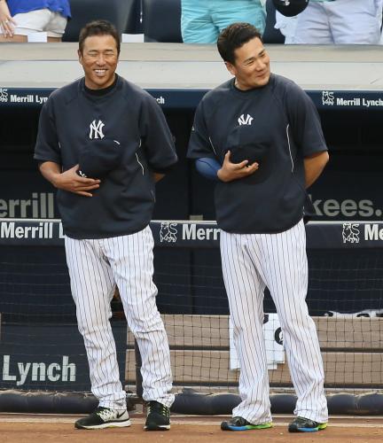 ＜ヤンキース・レンジャース＞試合前、国歌の際、笑顔を見せる田中と黒田