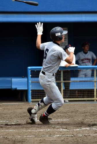 ＜立花学園・横浜＞７回に左翼越え本塁打を放つ横浜・高浜