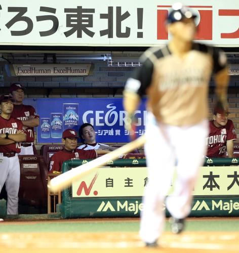 ＜楽・日＞６回１死満塁、中田の逆転満塁本塁打をベンチで見つめる楽天・星野監督