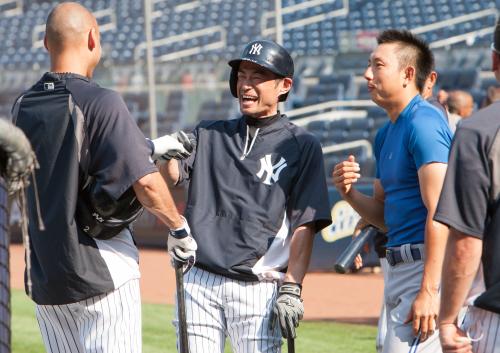 ＜ヤンキース・ブルージェイズ＞試合前、デレク・ジーター（左）を交えてイチローと談笑する川崎宗則（右）