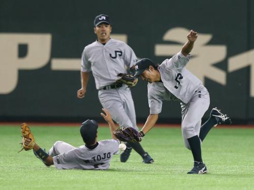 ＜ＪＸ－ＥＮＥＯＳ・ＪＲ東日本＞７回２死一、二塁、渡辺の打球を落球するＪＲ東日本・景山（右）