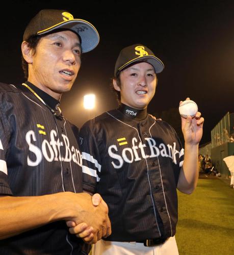 ＜楽・ソ）＞プロ初勝利を挙げ、ウイニングボールを手に秋山監督（左）とガッチリ握手をする飯田