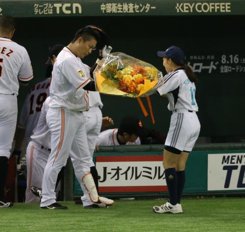 ＜巨・広＞５回無死、勝ち越しの中越えソロ本塁打を放った村田は通算３００号を達成し花束を受け取る