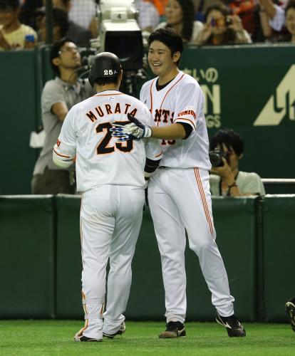 ＜巨・広＞５回裏、先頭の村田はプロ通算３００号となる中越え本塁打を放ち菅野に迎えられる