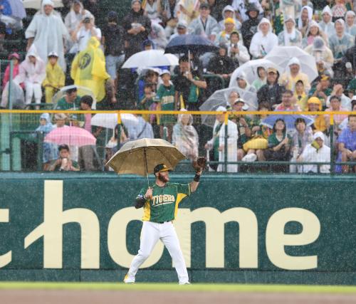＜神・Ｄ＞試合開始を待つ間、マートンは傘をさしたままのエアキャッチボールで観客を沸かす