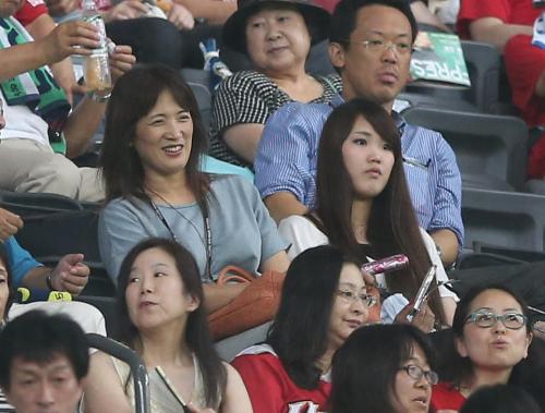 ＜日・ソ＞スタンドで試合を見つめる大谷の母・加代子さん（左）と姉・結香さん