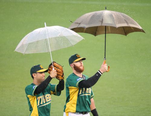 ＜神・Ｄ＞雨天のため試合開始が遅れ待ちくたびれるファンを盛り上げるマートン（右）と伊藤隼