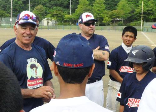 被災地を訪れ、子どもたちに野球を指導するボビー・バレンタイン氏（左端）