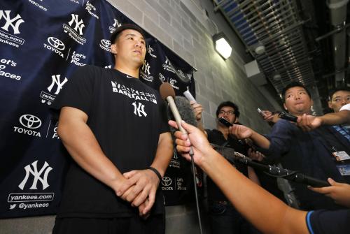 右肘の故障後初めてのキャッチボールを行い、報道陣の質問に答えるヤンキース・田中将