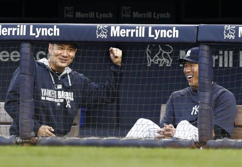 試合前、ベンチで黒田（右）と談笑するヤンキース・田中将