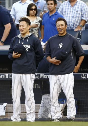 試合開始前、笑顔で整列するヤンキース・田中（左）と黒田