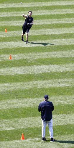 ロスチャイルド投手コーチ（手前）を相手にキャッチボールをするヤンキース・田中
