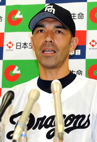 野手で最年長となる月間ＭＶＰを受賞し会見する中日・和田
