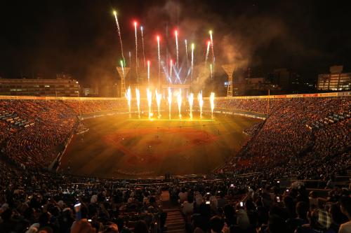 ＜Ｄ・ヤ＞試合後、照明を落として花火を打ち上げた横浜スタジアム
