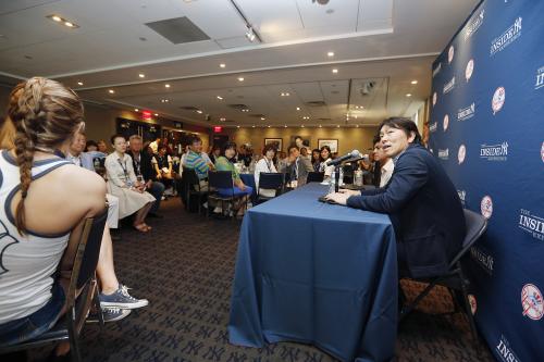 ヤンキースタジアムでファンとの交流イベントに参加した松井氏（ニューヨーク・ヤンキース提供）