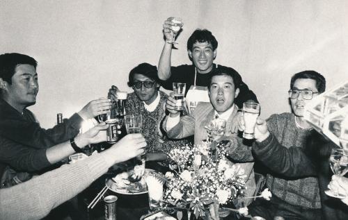 居酒屋をオープンし原監督（右から２人目）らと乾杯する中井氏（中央）。右はＤｅＮＡ・中畑監督、左は新浦氏