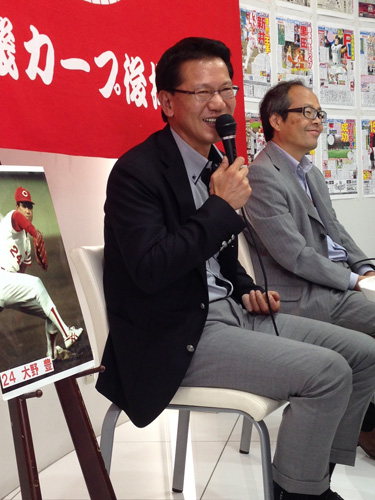 スポニチプラザ大阪でトークショーを行った本紙評論家・大野豊氏（左）