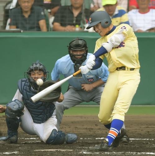 ＜静岡・星稜＞８回１死二塁、岩下が右中間に決勝の二塁打を放つ。捕手堀内