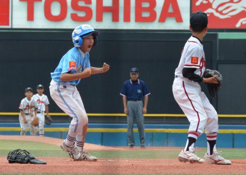 ＜和気軟式野球クラブ・松本ライオンズ＞和気軟式野球クラブの須賀は６点目のホームを踏みガッツポーズで喜ぶ