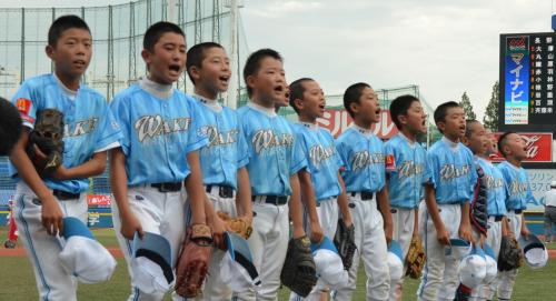 ＜和気軟式野球クラブ・松本ライオンズ＞ベスト８進出を決め、あいさつする和気軟式野球クラブのナイン