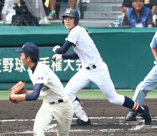 ＜日本文理・大分＞７回無死二塁、日本文理・飯塚は中前に適時打を放つ。投手・佐野