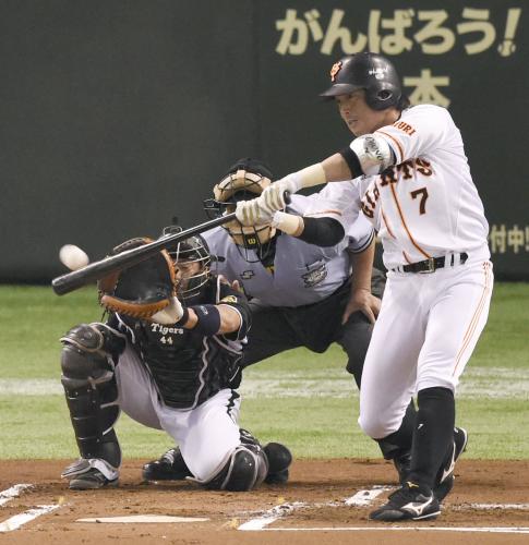 初回、長野が右越えに先頭打者本塁打を放つ