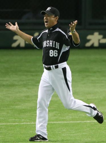 ＜巨・神＞２回１死一、二塁、梅野の三塁ゴロ併殺の判定に抗議へ向かう阪神・和田監督