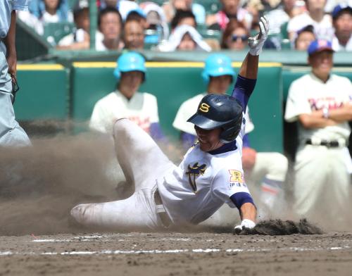 ＜聖光学院・神戸国際大付＞３回１死一、三塁、飯島のスクイズで三塁走者・柳沼が生還