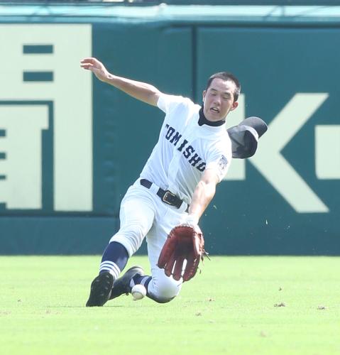 ＜関西・富山商＞回２死二塁、海野裕の打球に、坂本が飛びつくも捕れず。森田の２試合連続完封ならず