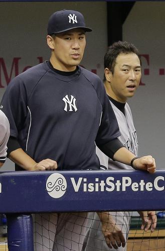 レイズ戦の５回、ベンチで試合を見つめるヤンキースの田中（左）と先発の黒田（ＡＰ）
