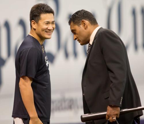 ＜レイズ・ヤンキース＞試合前、田中（左）は元西武のデストラーデ氏と談笑