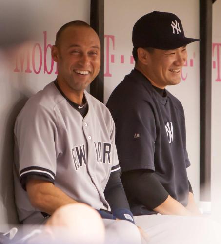 ＜レイズ・ヤンキース＞試合中、ダグアウトでジーター（左）と談笑する田中