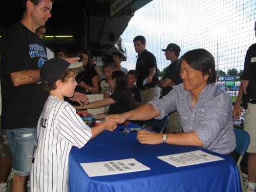 ヤンキース傘下２Ａのトレントンの試合でサイン会を行い、子供と握手する松井氏