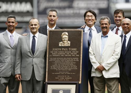 ヤンキースのジョー・トーリ前監督（左から２人目）の背番号６を永久欠番とする記念式典に出席した松井秀喜氏（右から４人目）