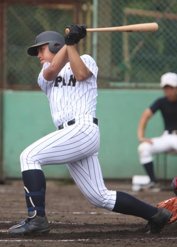 ＜高校日本代表・近大＞初回２死一塁、高校日本代表の岡本が左越えに適時二塁打を放つ
