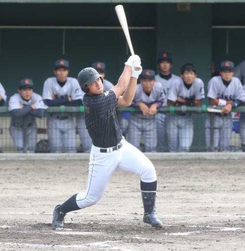 ＜Ｕ１８日本代表・関大＞２回無死、岡本は右越え三塁打を放つ