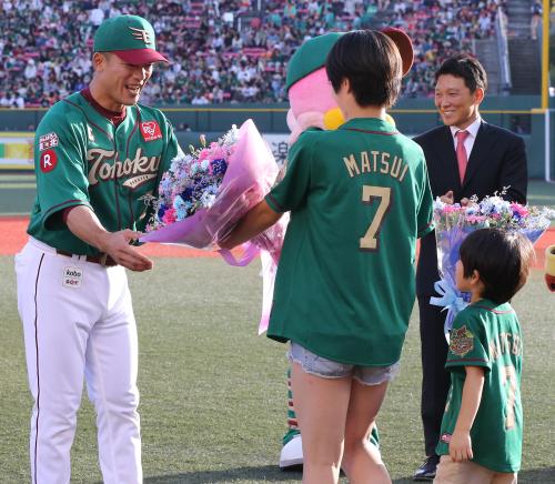 ＜楽・ソ２０＞試合前、２５００本安打の表彰で子供たちから花束が贈られた松井稼