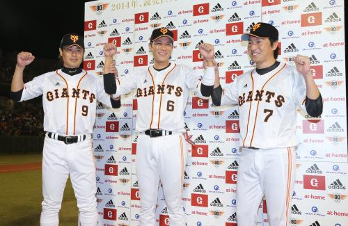 ＜巨・広＞お立ち台で笑顔の（左から）亀井、坂本、長野
