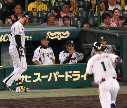 ＜神・Ｄ＞８回裏、打線が沈黙してベンチで浮かない表情の和田監督（左から２人目）