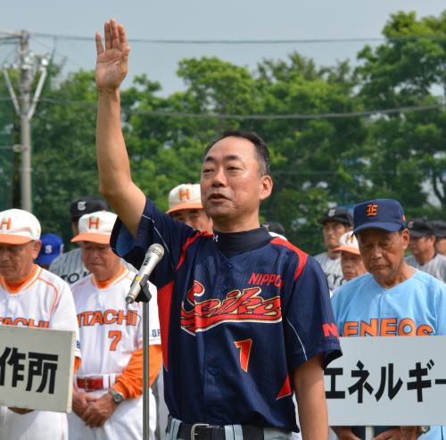 力強く選手宣誓する日本精工の伊東保雄選手